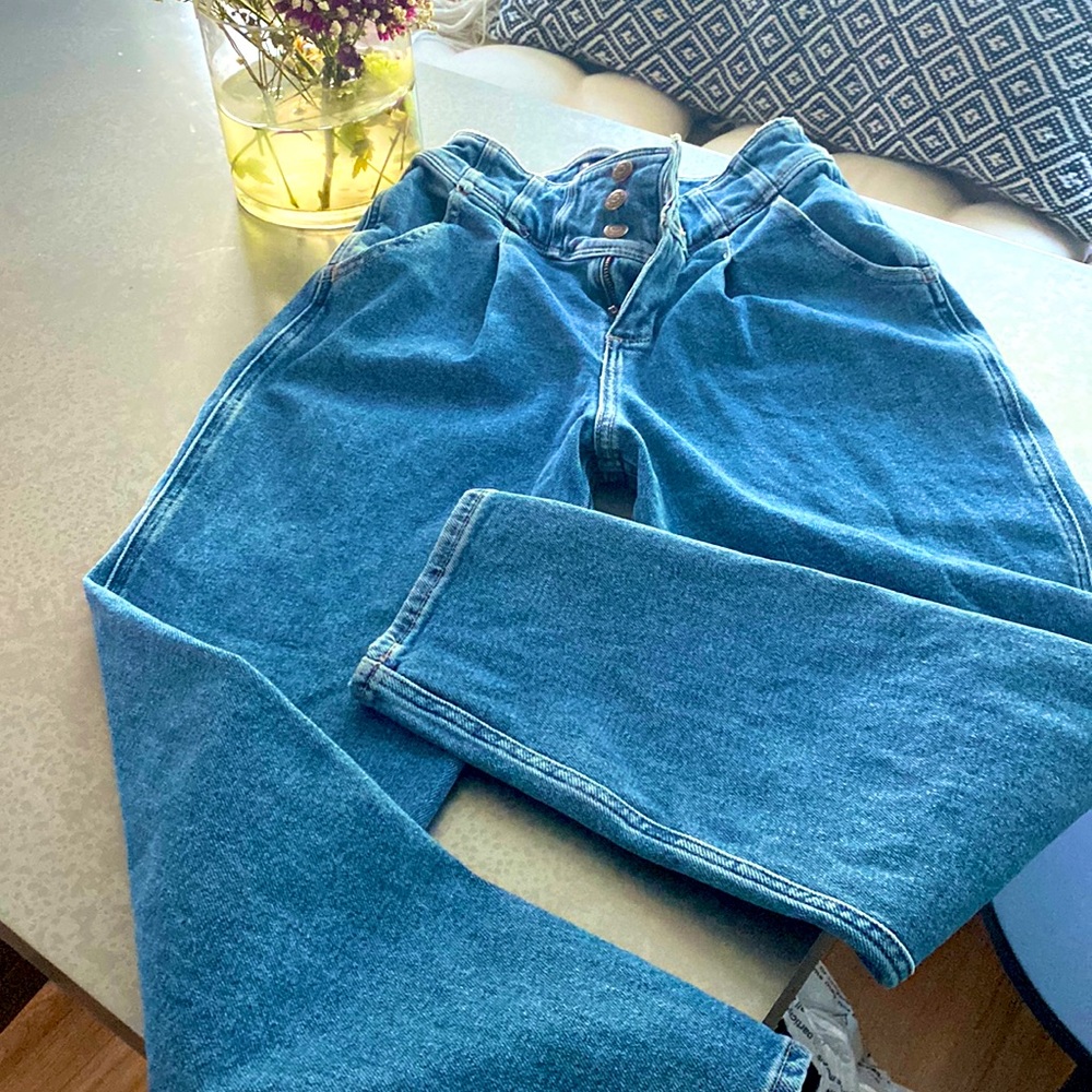 I am selling a pair of denim jeans, from holister .